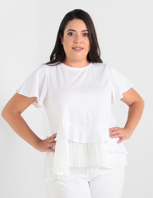 outfit blusa blanca con olanes